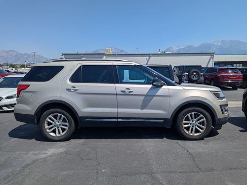 Used 2017 Ford Explorer XLT FWD image 2
