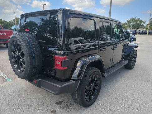 Used 2025 Jeep Wrangler Unlimited Sahara AWD/4WD image 6