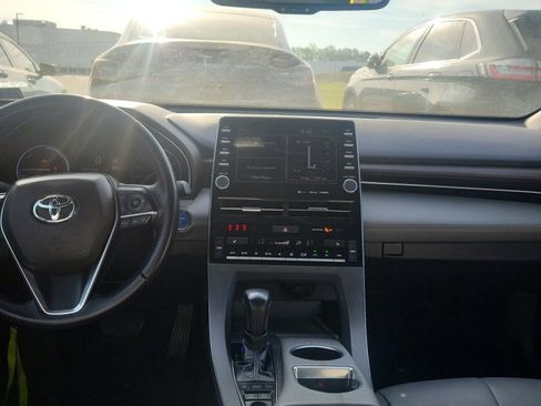 Used 2020 Toyota Avalon XLE w/ Moonroof Package image 9