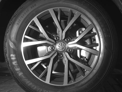 Used 2024 Volkswagen Tiguan SE R-Line FWD image 11
