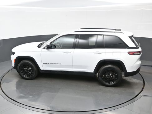 Used 2024 Jeep Grand Cherokee Altitude image 33