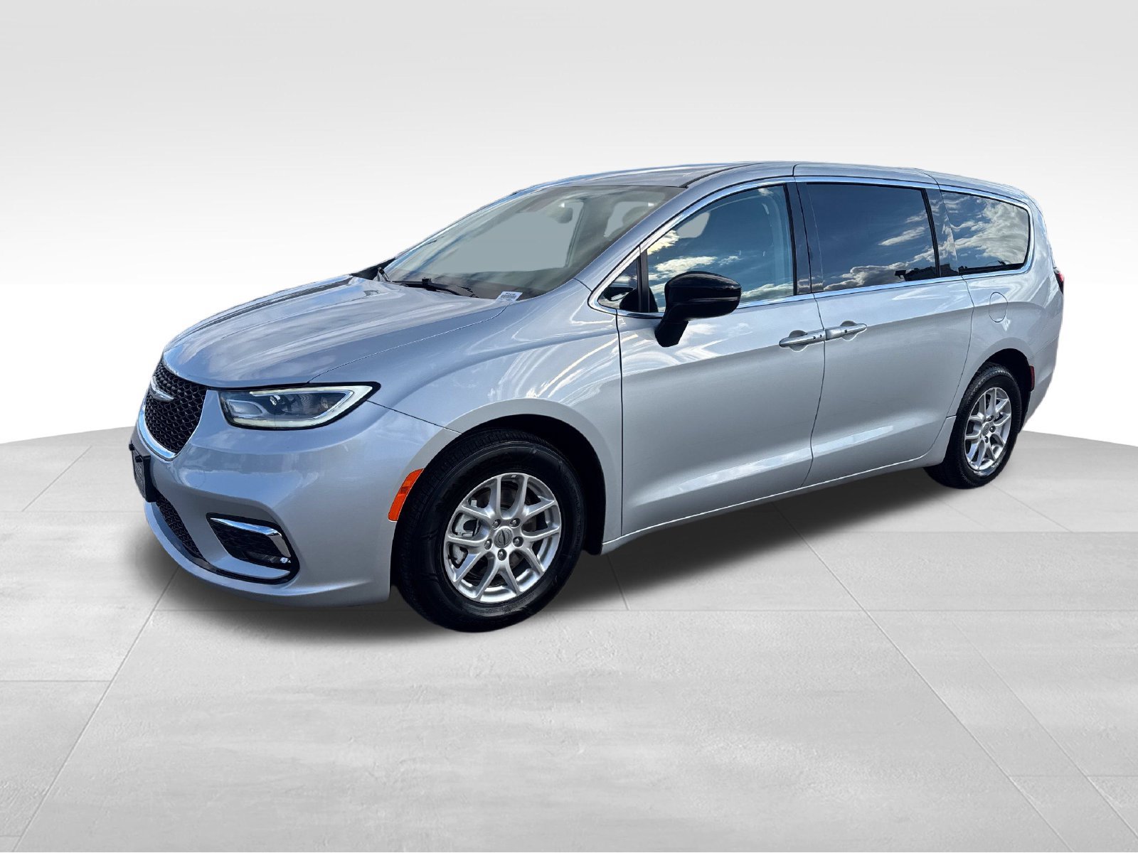 Used 2024 Chrysler Pacifica Touring-L FWD image 15