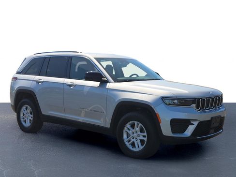 Used 2023 Jeep Grand Cherokee Laredo image 5