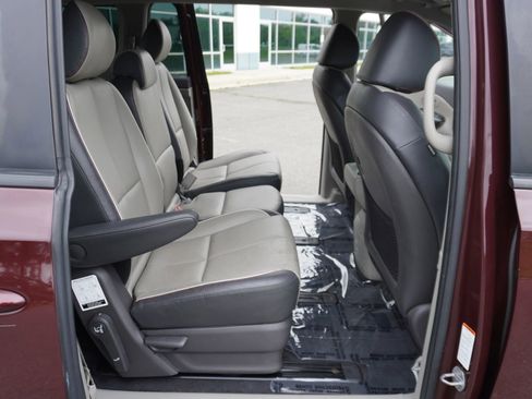 Used 2018 Kia Sedona LX w/ LX Essentials Premium Package FWD image 13