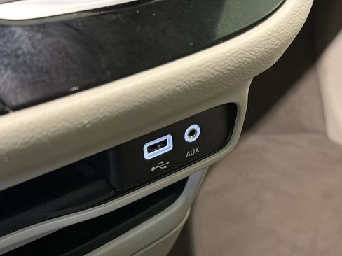 Used 2020 Chrysler Pacifica Touring-L image 27