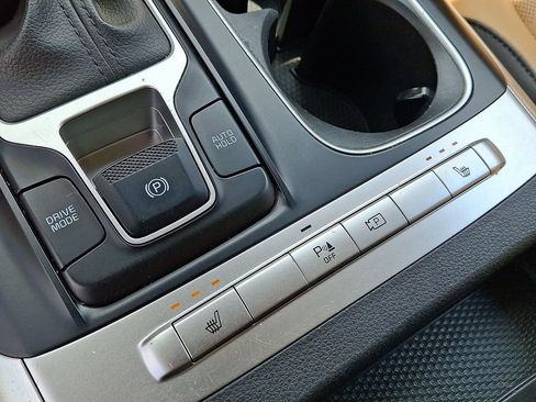 Used 2024 Kia Carnival LX FWD image 24