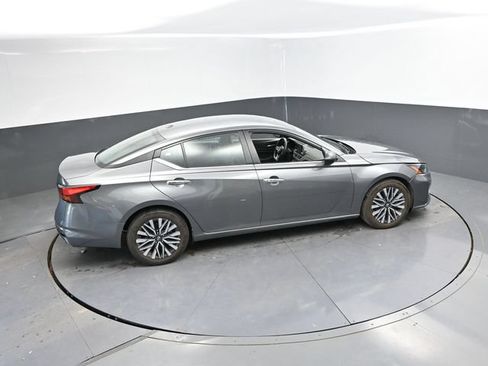 Used 2025 Nissan Altima 2.5 SV FWD image 35