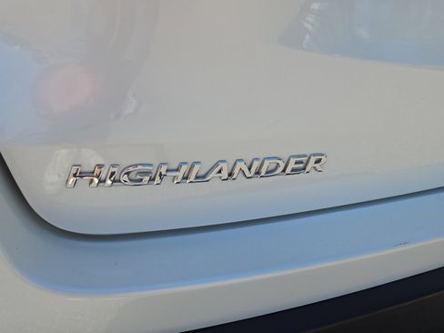 Used 2018 Toyota Highlander LE FWD image 30