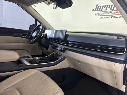 Used 2025 Kia Carnival EX FWD image 26