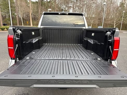 Used 2025 Toyota Tacoma SR5 AWD/4WD image 25