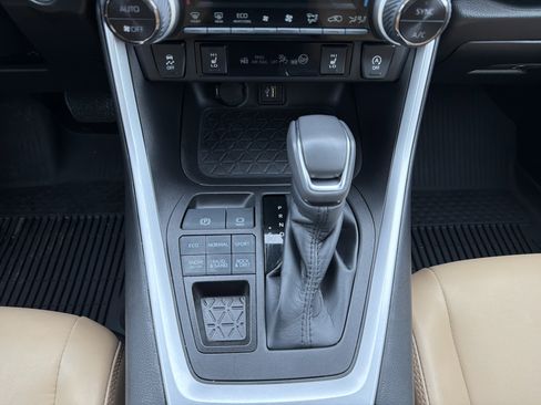 Used 2023 Toyota RAV4 XLE Premium image 20