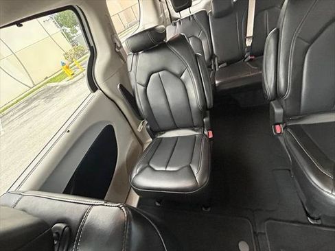 Certified 2023 Chrysler Pacifica Touring-L FWD image 12