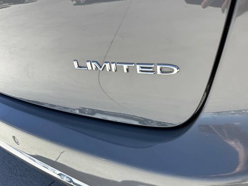 Used 2023 Chrysler Pacifica Limited FWD image 11