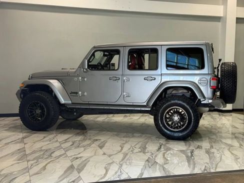 Used 2019 Jeep Wrangler Unlimited Sahara image 9