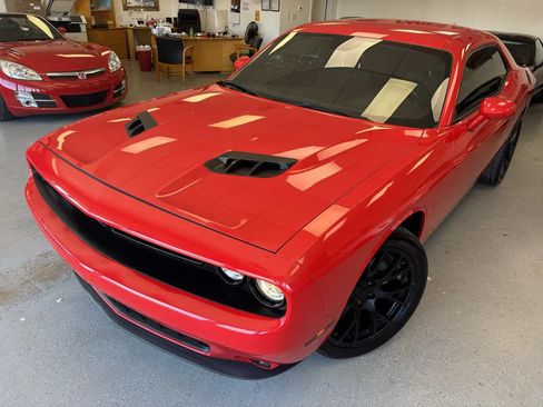 Used 2016 Dodge Challenger SXT RWD image 9