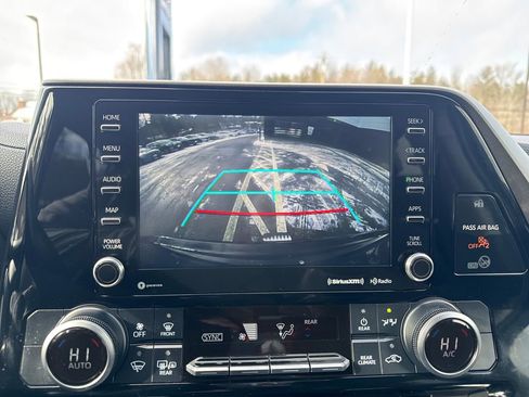 Used 2020 Toyota Highlander LE image 9