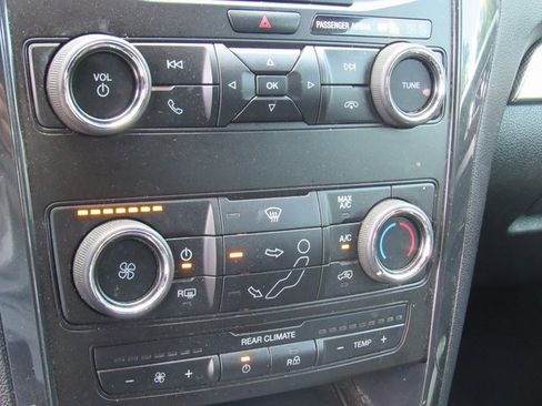 Used 2018 Ford Explorer XLT image 16