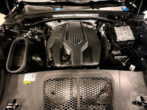 Certified 2023 Porsche Macan image 15