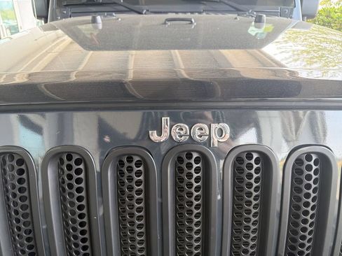 Used 2018 Jeep Wrangler Unlimited Sahara w/ Connectivity Group AWD/4WD image 28