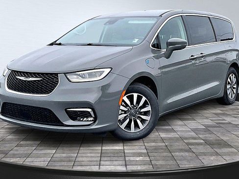 Used 2022 Chrysler Pacifica Touring-L w/ Uconnect Theater Family Group FWD image 7