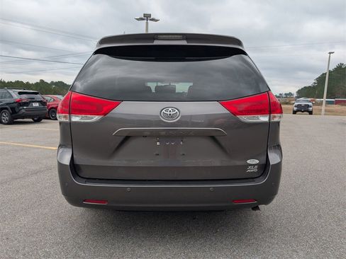 Used 2013 Toyota Sienna XLE image 3