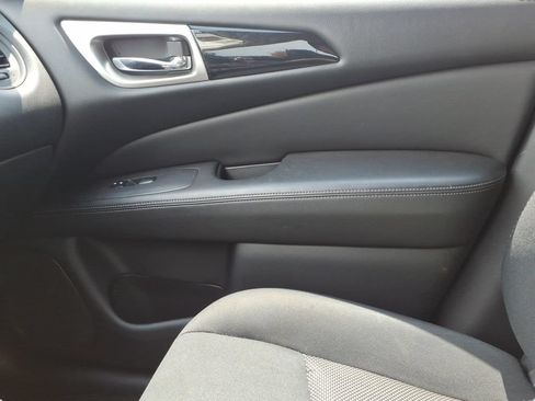 Used 2020 Nissan Pathfinder S FWD image 24
