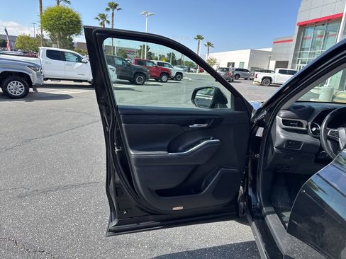 Used 2023 Toyota Highlander XLE FWD image 12