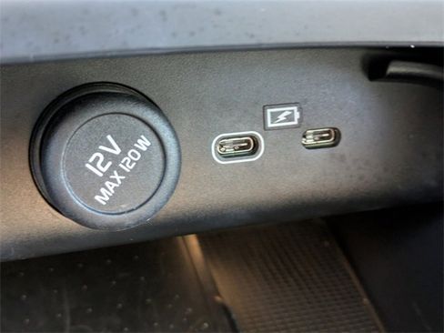 Used 2023 Volvo XC40 B5 Plus image 19