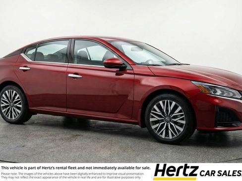 Used 2025 Nissan Altima 2.5 SV FWD image 1