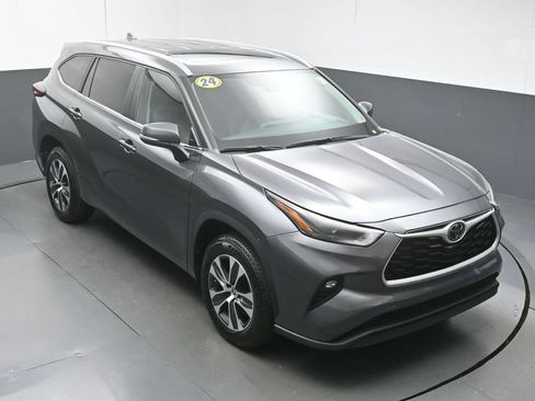 Used 2024 Toyota Highlander XLE FWD image 42