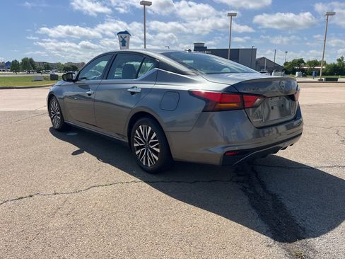 Used 2023 Nissan Altima 2.5 SV FWD image 3