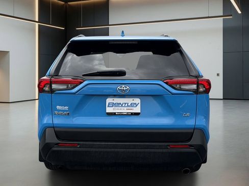Used 2021 Toyota RAV4 LE FWD image 4