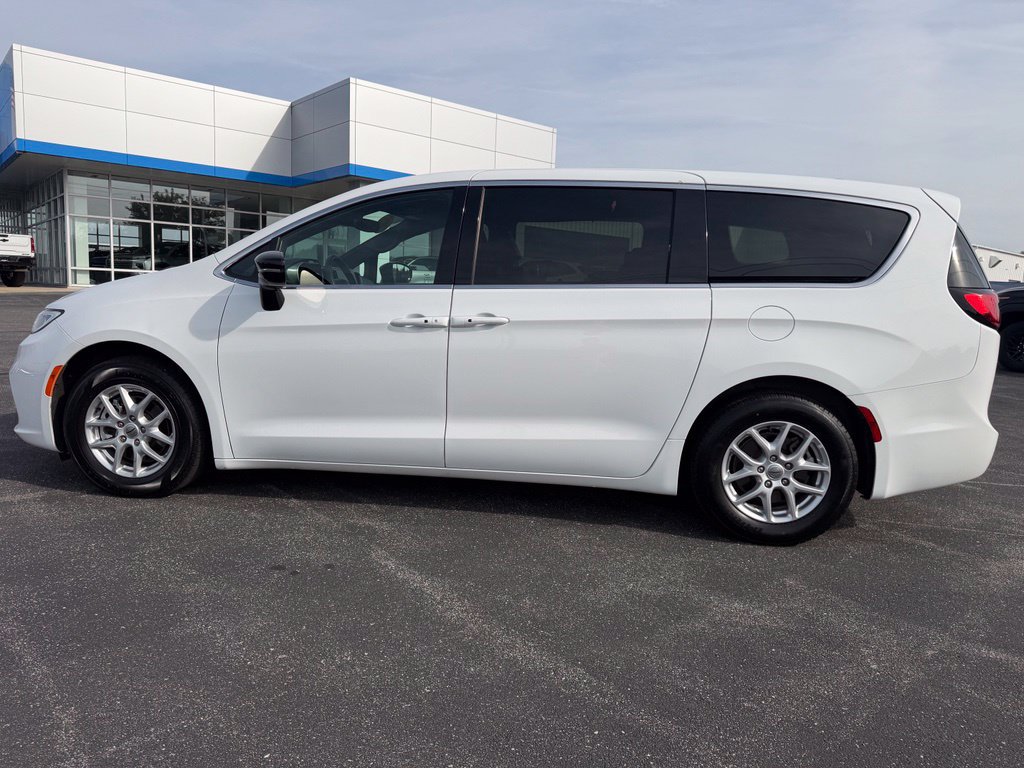 Used 2025 Chrysler Pacifica Select FWD image 8