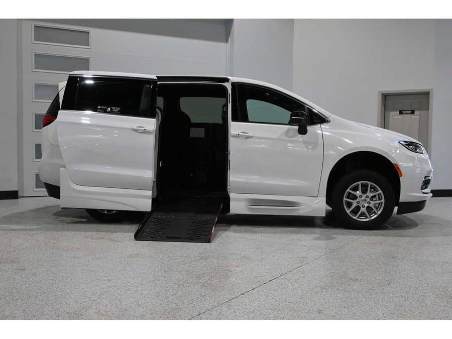 New 2024 Chrysler Pacifica Touring FWD image 17