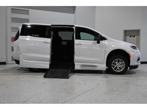 New 2024 Chrysler Pacifica Touring FWD image 17