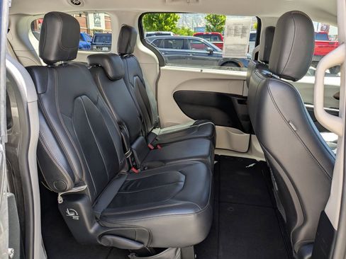 Used 2017 Chrysler Pacifica Touring-L w/ Tire & Wheel Group FWD image 32