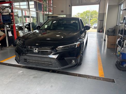 Used 2023 Honda Civic Touring image 2