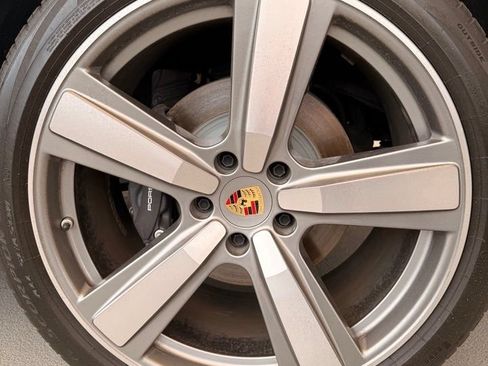 Certified 2024 Porsche Cayenne AWD/4WD image 3