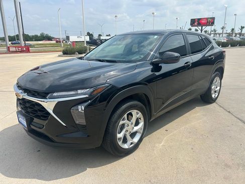 Used 2025 Chevrolet Trax LS w/ LS Convenience Package FWD image 3