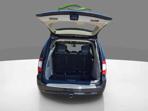 Used 2015 Chrysler Town & Country Touring-L w/ Trailer Tow Group image 11