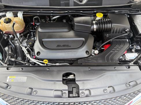 Used 2020 Chrysler Pacifica Touring-L image 30