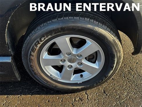 Used 2012 Dodge Grand Caravan SXT image 10