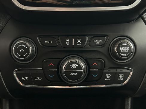 Used 2019 Jeep Cherokee Limited AWD/4WD image 11