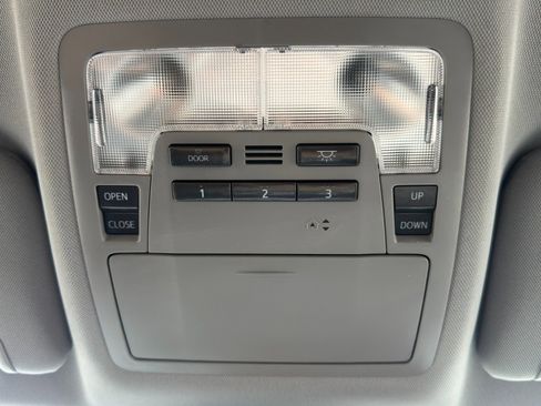 Used 2018 Toyota Highlander Limited image 32