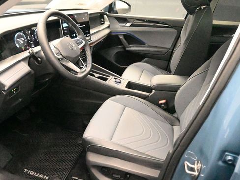 New 2026 Volkswagen Tiguan SE FWD image 17