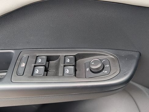 Used 2025 Volkswagen Taos SE AWD/4WD image 18