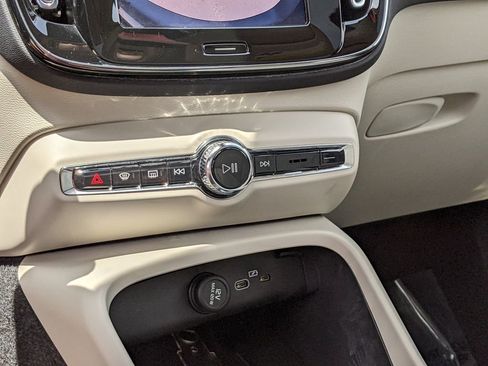 Certified 2023 Volvo XC40 B5 Plus AWD/4WD image 17