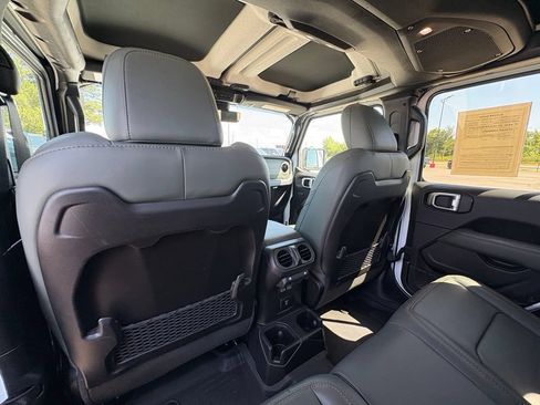 Used 2025 Jeep Gladiator Mojave AWD/4WD image 26