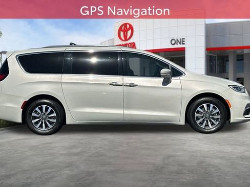 Used 2021 Chrysler Pacifica Touring-L FWD image 3