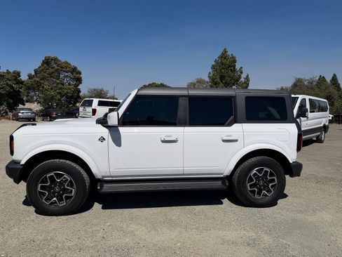 Used 2025 Ford Bronco Outer Banks AWD/4WD image 2